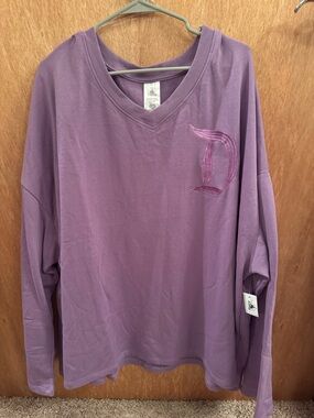 Disney/Disneyland Resort purple V-neck long-sleeve sweatshirt/sweater